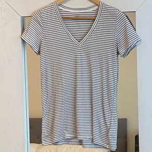 Gap Women’s casual V-neck T-Shirt. Size Small.